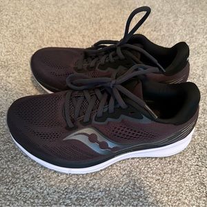 Saucony Ride 14 women’s running shoes, size 8 wide, like new. Only worn twice.